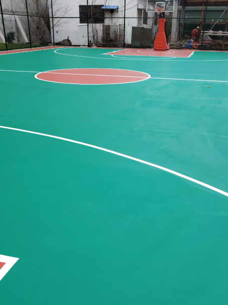南吕镇 球场长期使用易出现地面开裂